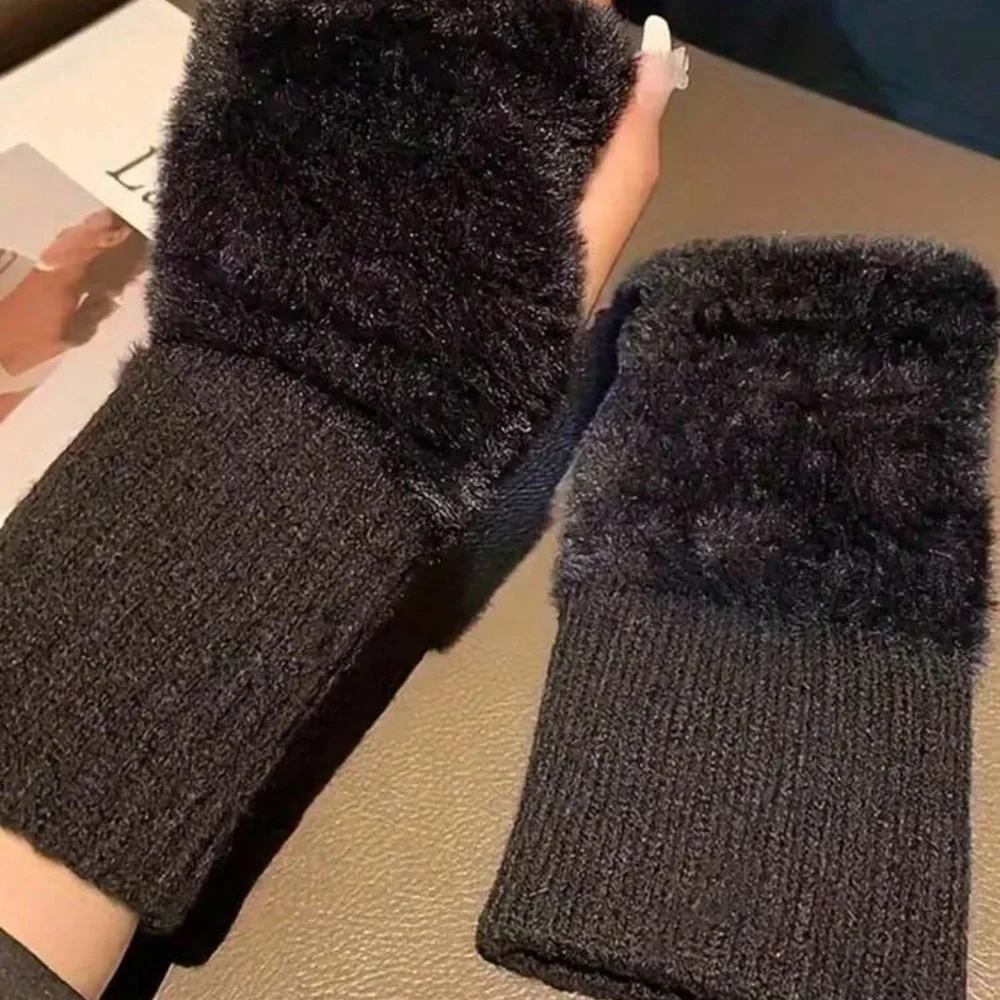 2Pair Of Elegant Black Fur-Trimmed Gloves